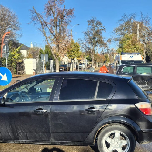 Două mașini avariate în sens giratoriu din Botoșani, două victime ușor rănite