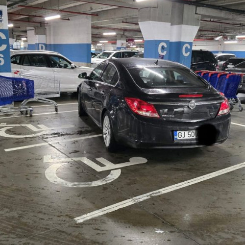 Mașină parcată pe două locuri rezervate persoanelor cu dizabilități în Târgu Jiu