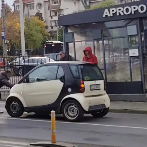 Un șofer s-a dezlănțuit în trafic la Cluj-Napoca, lovind un alt autoturism