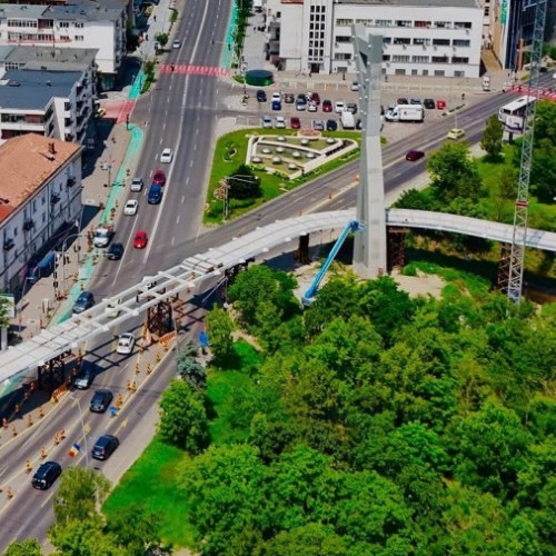Lucrările la pasarela din centrul Bacăului sunt sistate din cauza neconformităților tehnice