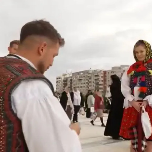 Tânăr polițist și-a cerut iubita în căsătorie la sfințirea Catedralei Mântuirii Neamului