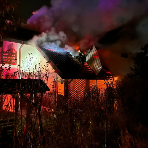 Incendiu puternic la o casă din Piatra-Neamț mobilizează pompierii