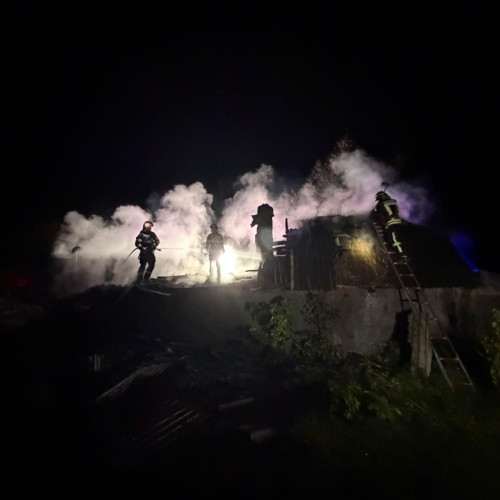 Incendiu puternic la o casă din Podoleni, acoperișul distrus pe 130 mp