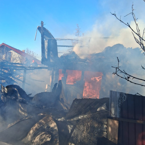 Incendiu la două anexe gospodărești în Vânători Neamț, proprietara a suferit atac de panică
