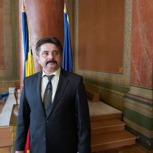 Șeful Direcției Agricole Gorj surprins mergând pe jos și oprindu-se pentru rugăciune