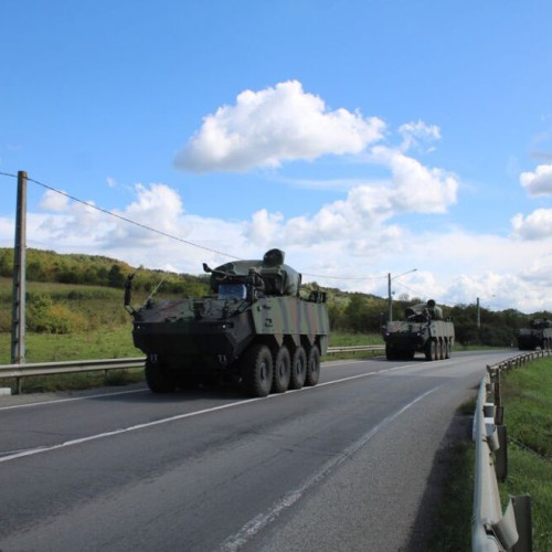 Pregătiri militare în terenurile de instrucție în apropierea cazărmilor