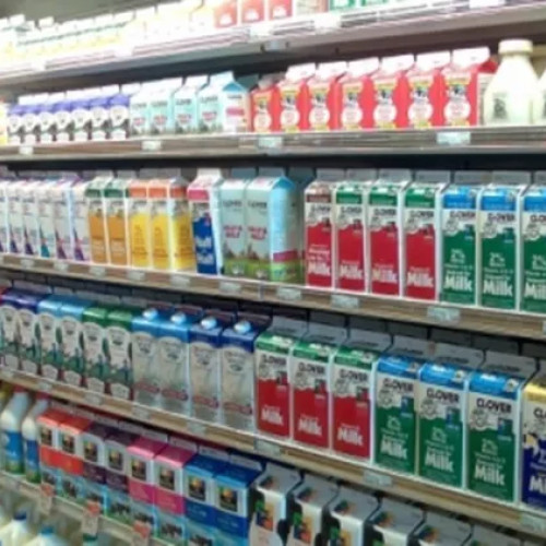 Consiliul Concurenței anchetează practicile marilor lanțuri de magazine în piața lactatelor