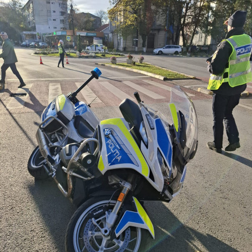 Motocicleta Poliției implicată într-un accident rutier fără victime la Botoșani