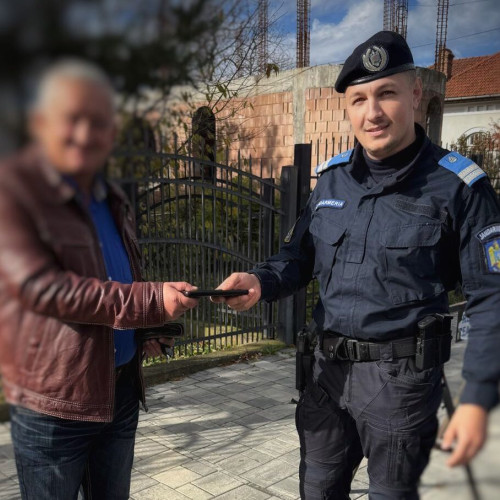 Jandarmii din Piatra-Neamț au returnat un telefon pierdut găsit pe stradă