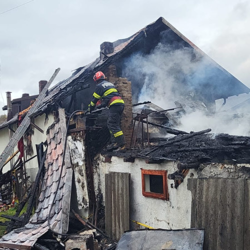 Incendiu puternic la o locuință, intervenție promptă a pompierilor