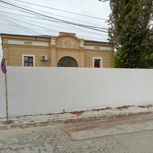 Zid înalt acoperă fațada renovată a unei clădiri vechi de 120 de ani în Galați