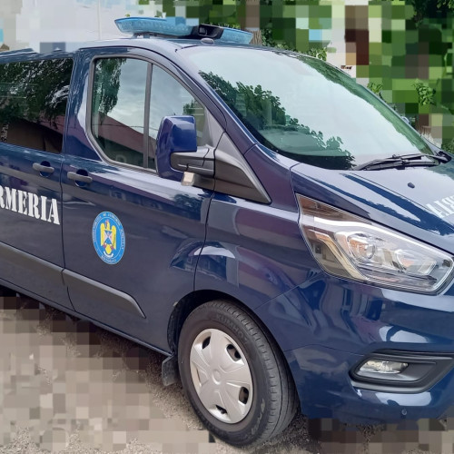 Bărbat băut oprit de jandarmi după ce a făcut scandal cu boxa pe strada Sucevei din Botoșani