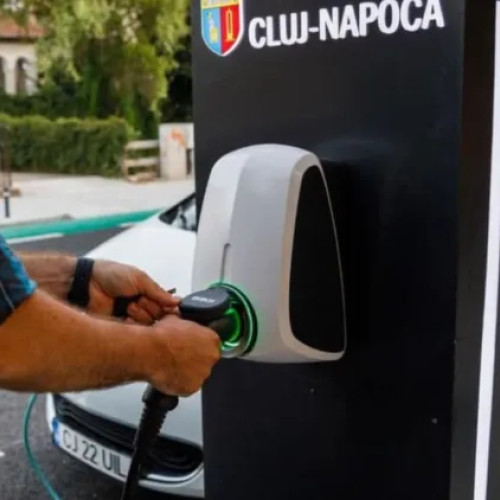 Staţiile de încărcare pentru maşini electrice din Cluj, blocate de autoturisme pe combustie
