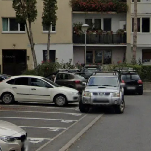 Locuitor clujean reclamă blocarea trotuarului din Aleea Putna cu mașini parcate neregulamentar