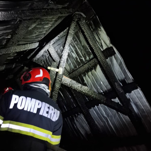 Incendiu la o casă din Valea Ursului stins înainte de extindere