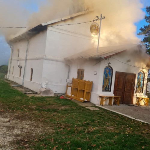 Incendiu puternic la acoperișul bisericii din Poienarii Burchii, Prahova