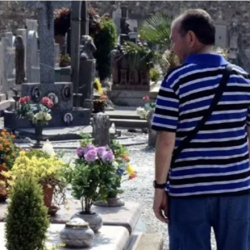 Hoți fură cupru de pe morminte în cimitirul din Merate, Italia