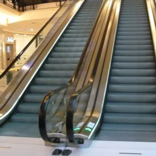 Dezbatere aprinsă la Cluj despre cum se stă pe scările rulante