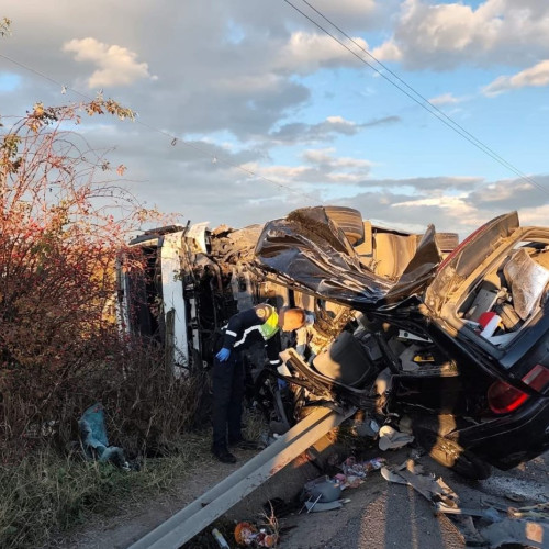 Două persoane și-au pierdut viața într-un accident grav în județul Iași