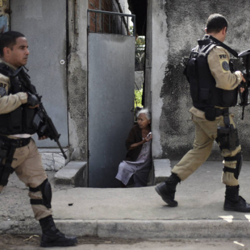 18 suspecți și mai mulți polițiști au murit într-o amplă operațiune antidrog în Rio de Janeiro