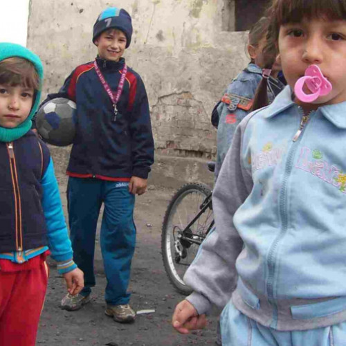 Abandonul școlar afectează elevii de etnie romă din județul Galați în anul școlar 2024-2025