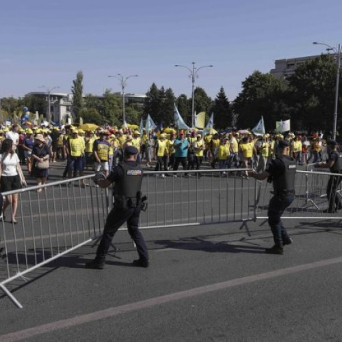 Marile confederaţii sindicale protestează la Guvern pentru creşterea salariilor şi pensiilor