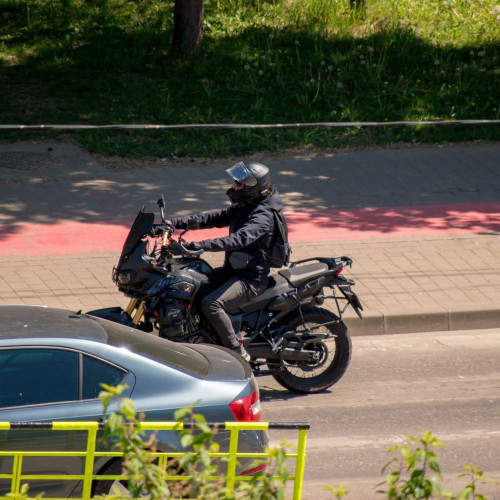 Motocicliștii ar putea circula pe benzile transportului public și în parcările gratuite
