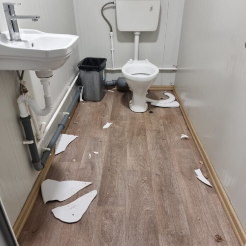 Poliția Locală Chiajna monitorizează imaginile de pe camerele de supraveghere pentru a  identifica tinerii care au vandalizat toaleta publică