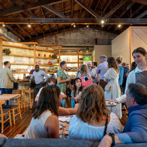 Tinerii din Cluj-Napoca critică scumpirea locurilor de socializare accesibile