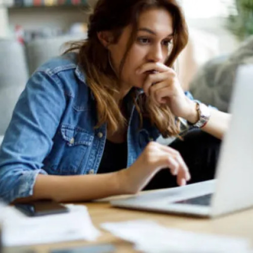 Tânăra absolventă din Cluj critică lipsa oportunităților pentru tinerii fără experiență