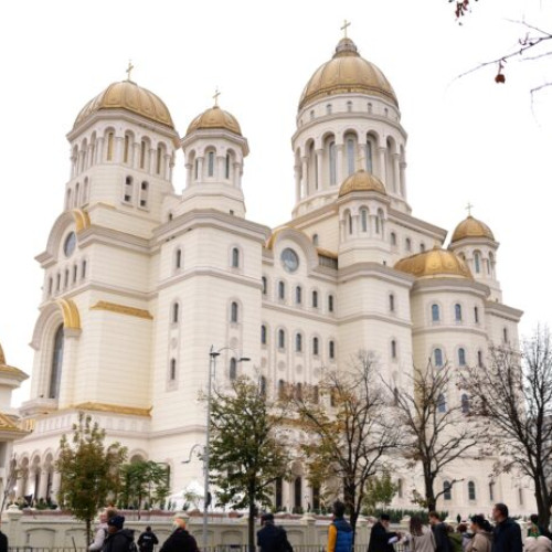 Credincioșii stau la coadă ore întregi pentru a se închina la Catedrala Națională