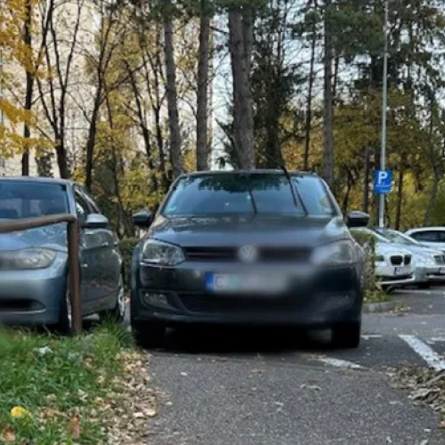 Un clujean blochează aleea dintre blocuri parcat pe trotuar