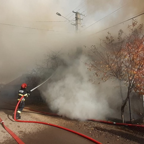 Incendiu puternic în comuna Poduri: casă și anexe au fost distruse