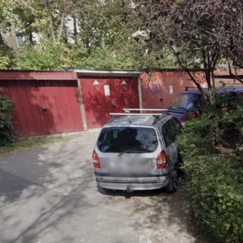 Locatarii de pe Aleea Unirii reclamă blocarea accesului de către mașinile parcate ilegal