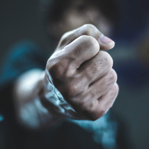 O tânără din Hunedoara, victima unui coșmar de violență și proxenetism