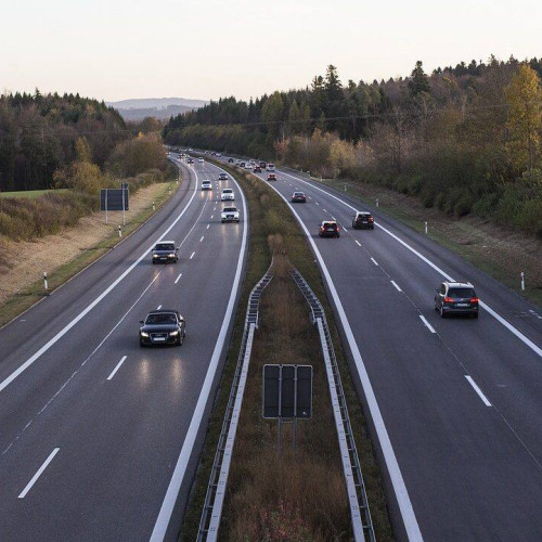 Franţa a testat prima autostradă cu încărcare wireless pentru vehicule electrice în mișcare