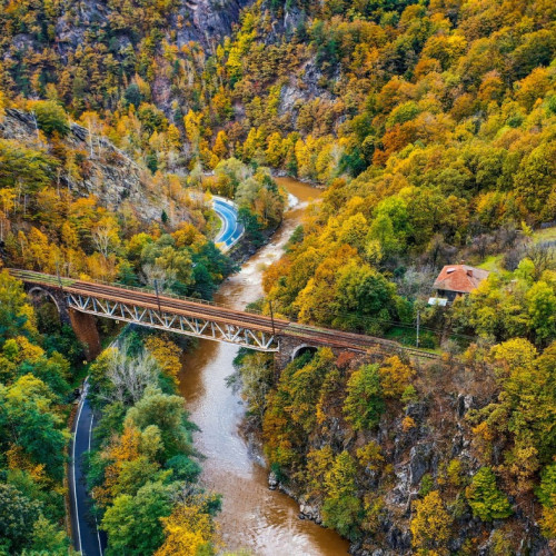 Toamna colorează Defileul Jiului într-un peisaj spectaculos de poveste