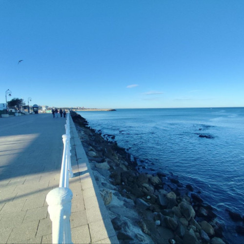 Turiștii se bucură de imaginea spectaculoasă a mării retrase la țărm