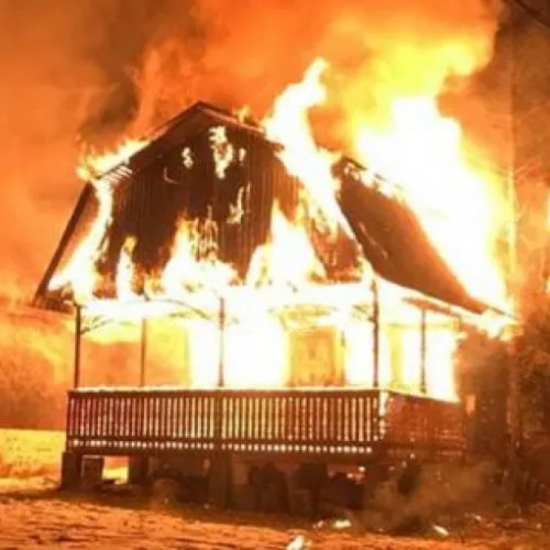 Incendiu de proporții afectează două cabane și mai multe foișoare la Cluj-Napoca