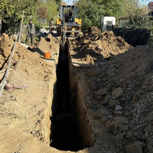 Lucrările la canalizare în satele Ungureni și Satu Nou avansează în comuna Corbii Mari