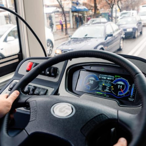 Șofer de autobuz STB surprins jucându-se la păcănele în timpul cursei