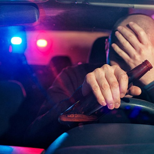 Șoferul s-a schimbat cu pasagerul pentru a evita Poliția. Ambii erau beți, dar pasagerul mai mult.