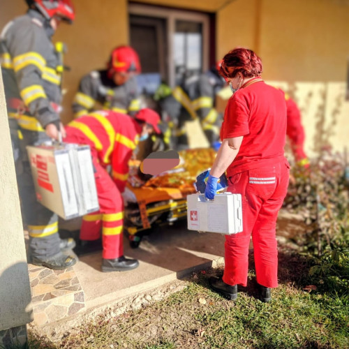 O femeie rănită grav în urma exploziei unui aragaz în comuna Români