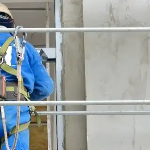 Bărbat de 52 de ani, rănit într-un accident de muncă la Piatra-Neamț