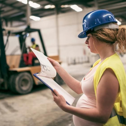 ICCJ stabilește suspendarea automată a contractului pentru concediul de risc maternal