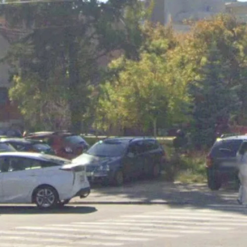 Un spațiu verde din Piața Abator, transformat ilegal în parcare în Cluj-Napoca