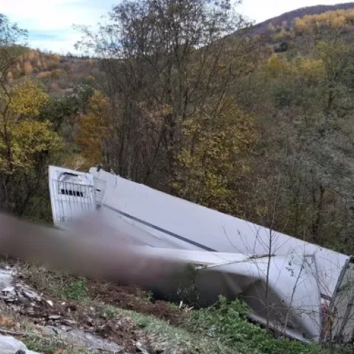 Camion răsturnat pe DN1 E60 în Cluj din cauza vitezei neadaptate