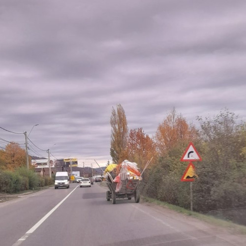 O căruță blochează traficul și dezvăluie contradicțiile societății românești