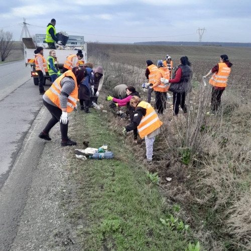 Primarul din Corbii Mari avertizează asupra aruncării ilegale a gunoiului pe marginea drumurilor