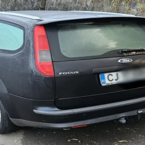 Mașină abandonată blochează circulația rutieră în zona Vasile Pârvan nr. 10A